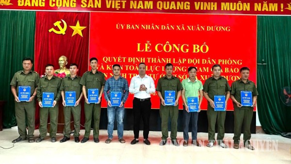 Lãnh đạo xã Xuân Dương trao quyết định thành lập đội dân phòng