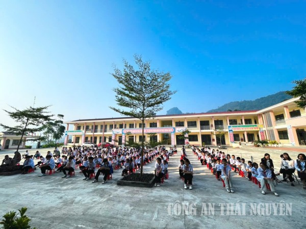 Tuyên truyền pháp luật cho học sinh tại xã Vĩnh Thông