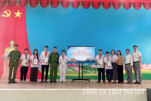 Công an xã Na Rì tuyên truyền pháp luật về trật tự, an toàn giao thông đường bộ.