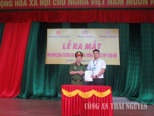 Công an xã Chợ Đồn ra mắt mô hình “Cổng trường an toàn giao thông”