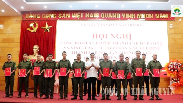 Ra mắt tổ bảo vệ an ninh trật tự ở cơ sở và đội dân phòng tại xã Chợ Đồn