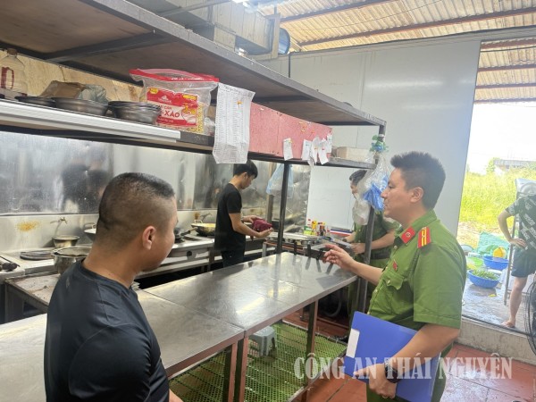 Công an phường Bách Quang tăng cường kiểm tra vệ sinh an toàn thực phẩm
