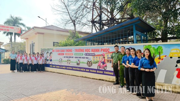 Công an xã Trung Hội tuyên truyền kỹ năng bảo vệ an toàn trên không gian mạng cho học sinh