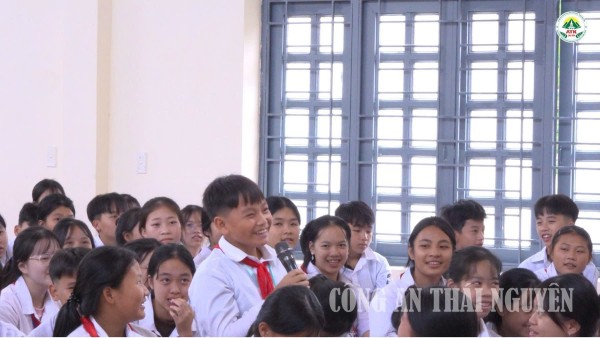 Công an xã Chợ Đồn tuyên truyền, giáo dục pháp luật cho học sinh đầu năm học mới