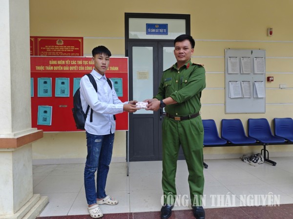 Nhặt được tài sản, người dân mang đến Công an xã nhờ tìm người đánh rơi