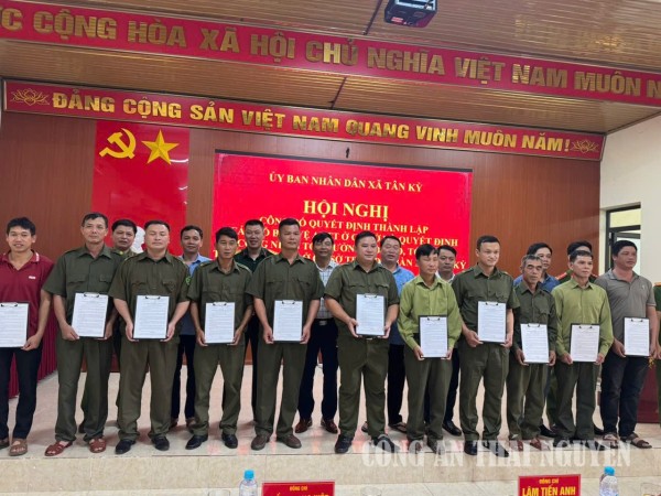 Xã Tân Kỳ công bố quyết định thành lập các tổ bảo vệ an ninh, trật tự ở cơ sở