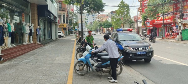 Tăng cường xử lý phương tiện dừng, đỗ không đúng quy định, góp phần chỉnh trang đô thị