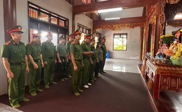 Công an xã Tân Kỳ dâng hương, báo công tại khu di tích lịch sử Nà Tu