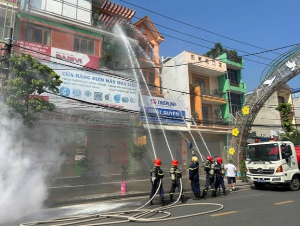Thực tập phương án chữa cháy, cứu nạn, cứu hộ tại tổ liên gia an toàn phòng cháy, chữa cháy