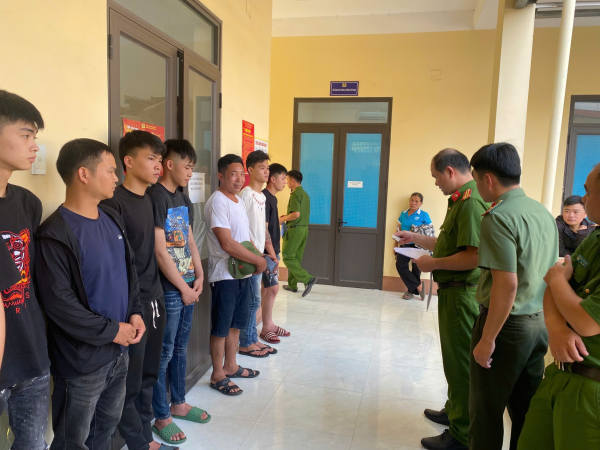 Điểm danh, kiểm diện người bị cấm đi khỏi nơi cư trú