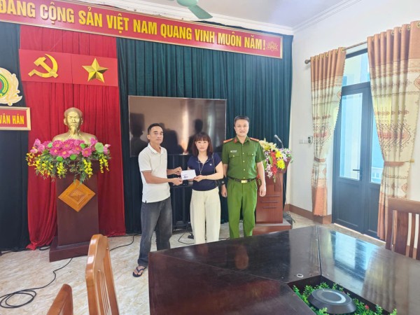 Công an xã Văn Hán nhanh chóng xác minh, hỗ trợ trao trả 450 triệu đồng chuyển nhầm
