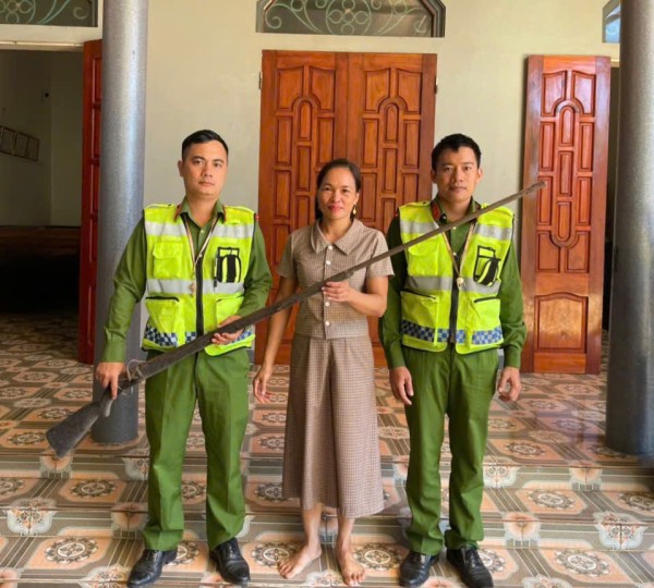 Công an xã Văn Hán tiếp nhận, thu hồi 01 khẩu súng kíp do người dân phát hiện, giao nộp