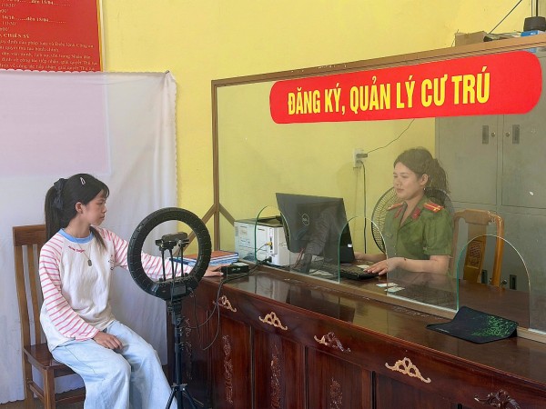 Cán bộ Công an xã Văn Hán tiếp dân ngày thứ bảy