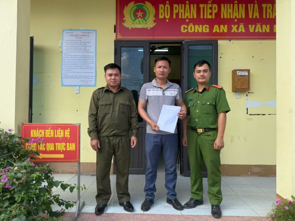 Công an xã Văn Hán hỗ trợ công dân trả lại tiền chuyển nhầm.