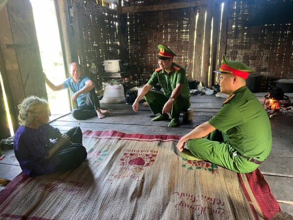 Công an xã Văn Hán thăm hỏi, động viên, tặng quà hộ nghèo