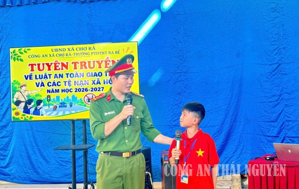 Cán bộ Công an xã tuyên truyền pháp luật cho học sinh