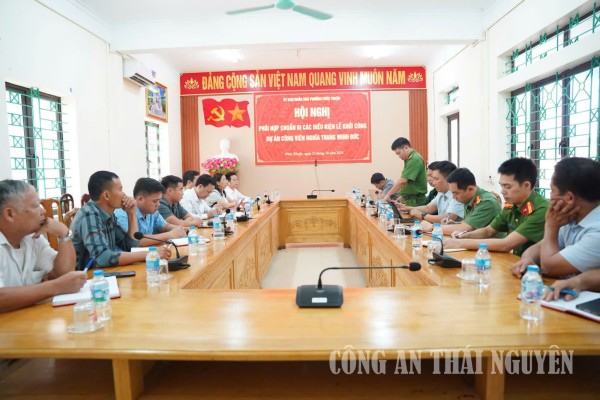 Các đại biểu tham dự hội nghị phối hợp chuẩn bị lễ khởi công các dự án