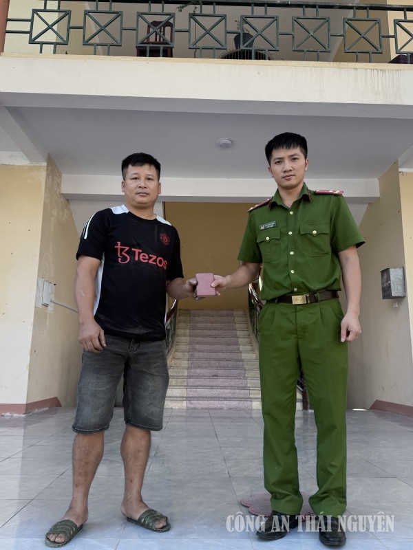 Công an xã Thần Sa tuyên dương hành động trả tài sản nhặt được cho người đánh rơi