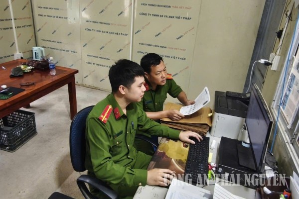 Công an xã Bằng Vân thực hiện số hoá tàng thư căn cước, cư trú