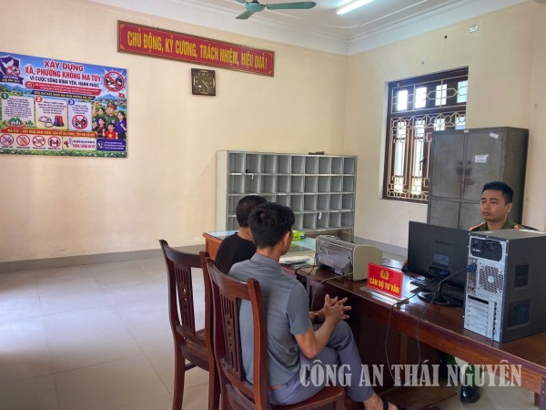 Cán bộ Công an phường tiếp nhận, tư vấn, hướng dẫn người dân các thủ tục liên quan đến cai nghiện ma túy
