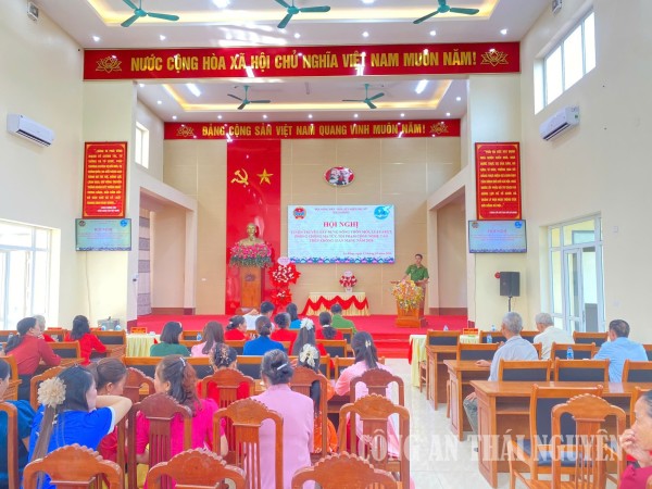 Công an xã La Bằng phối hợp tuyên truyền pháp luật cho nhân dân