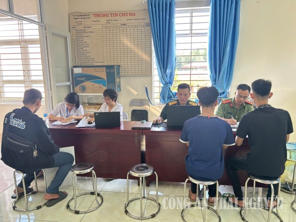 Cán bộ Công an xã phối hợp khám sơ tuyển nghĩa vụ  quân sự, nghĩa vụ CAND năm 2027