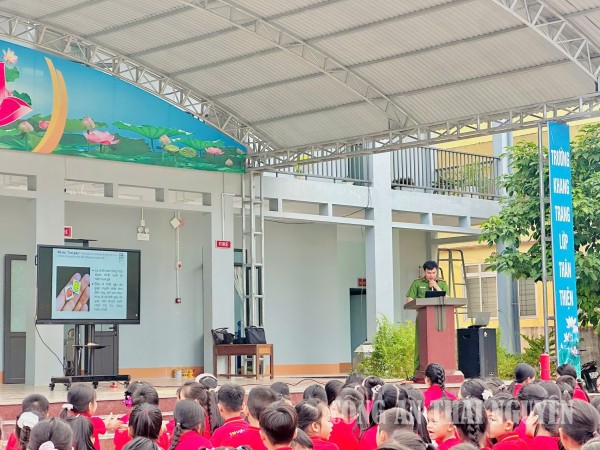 Công an xã Bằng Vân tuyên truyền phòng, chống ma túy trong trường học.