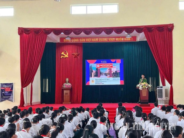 Công an xã Đại Phúc tuyên truyền chiến dịch “Không một mình” tại trường học