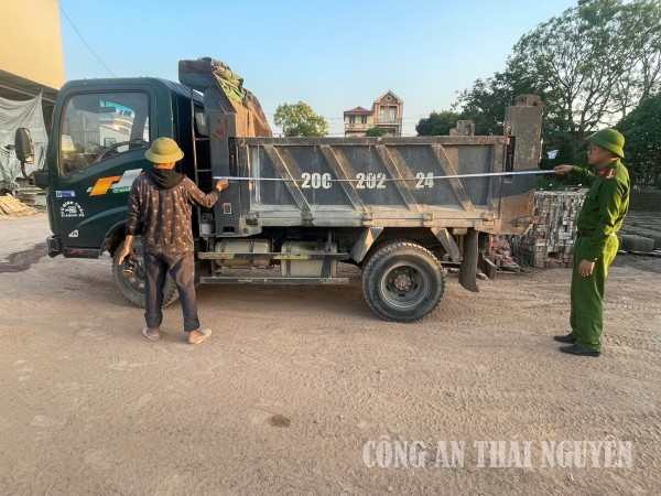 Công an xã Kha Sơn đẩy mạnh rà soát, làm sạch dữ liệu đăng ký, quản lý phương tiện giao thông