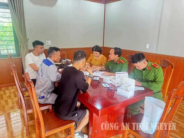 Công an xã Đại Phúc phối hợp kiểm tra nhanh chất ma túy đối với công nhân, người lao động