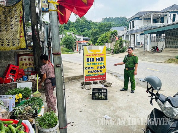 Tổ công tác nhắc nhở các hộ kinh doanh chấp hành an toàn hành lang giao thông và mỹ quan trong khu dân cư