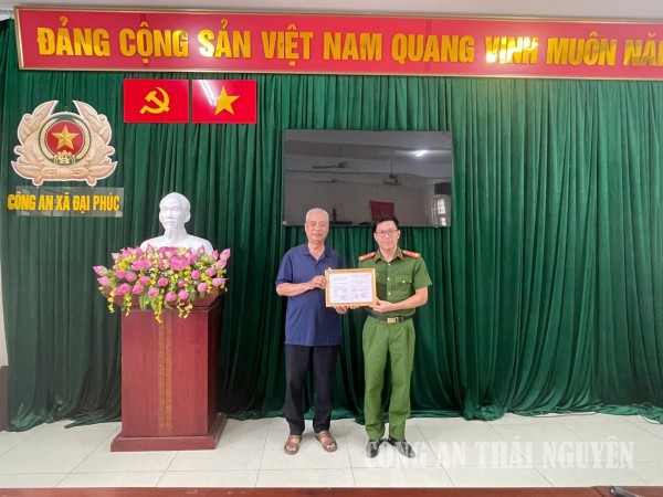 Cán bộ Công an xã bàn giao giấy chứng nhận cấp con dấu cho Hội Cựu CAND xã Đại Phúc