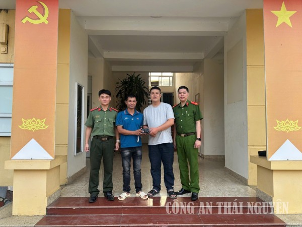 Công an xã Đại Phúc hỗ trợ trao trả tài sản đánh rơi cho người dân