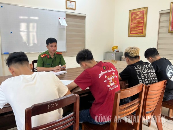 Cán bộ Công an phường làm việc với các thanh thiếu niên