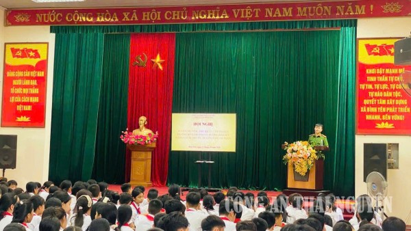 Công an xã tuyên truyền pháp luật về TTATGT tại trường TH&THCS Bình Yên
