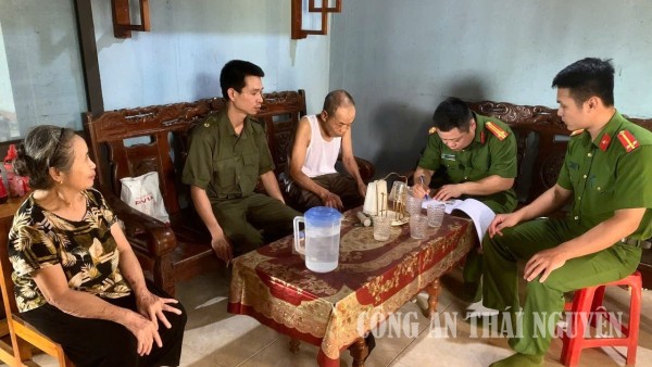 Cán bộ Công an xã Bình Yên và lực lượng an ninh, trật tự ở cơ sở kiểm tra cư trú tại hộ gia đình