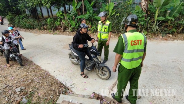 Cán bộ Công an xã nhắc nhở học sinh chấp hành quy định về an toàn giao thông