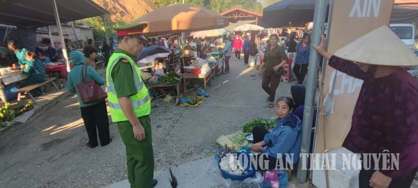 Công an xã Bạch Thông tuần tra bảo đảm an ninh trật tự và an toàn giao thông