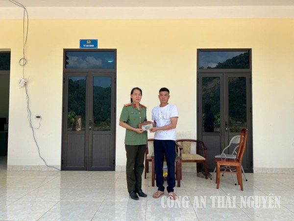 Công an xã tiếp nhận, trao trả tài sản cho người bị đánh rơi.