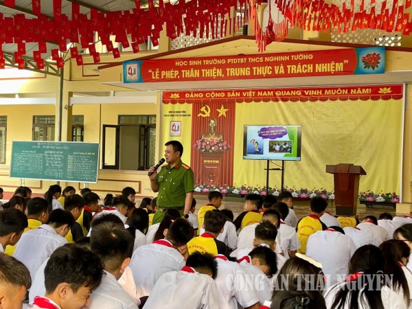 Công an xã Nghinh Tường tuyên truyền pháp luật về phòng chống tội phạm, phòng chống ma túy