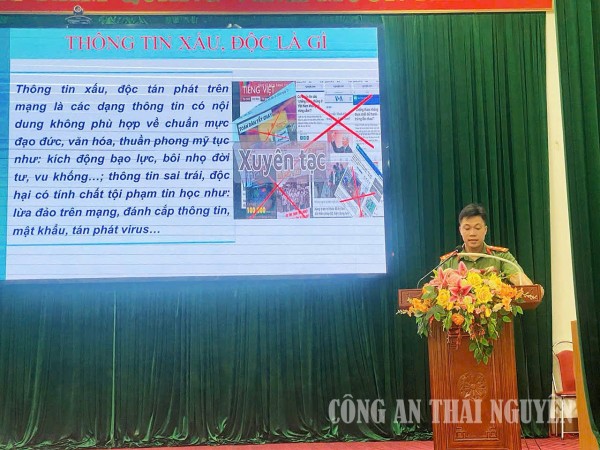 Cán bộ Công an xã tuyên truyền, phổ biến kiến thức cho người dân