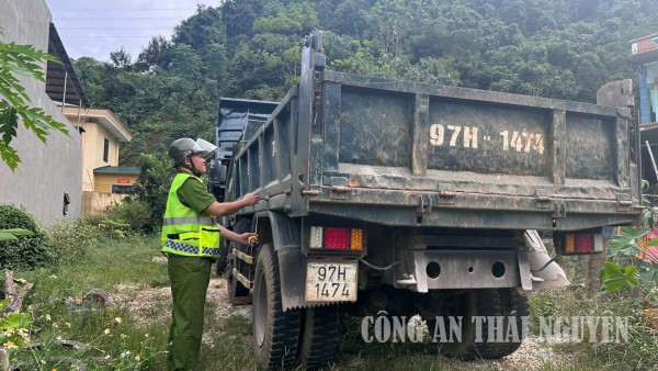 Công an xã Bạch Thông rà soát phương tiện, làm sạch dữ liệu đăng ký xe
