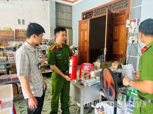 Công an xã Nghĩa Tá tuyên truyền, hướng dẫn các hộ kinh doanh biện pháp bảo đảm an toàn cháy nổ