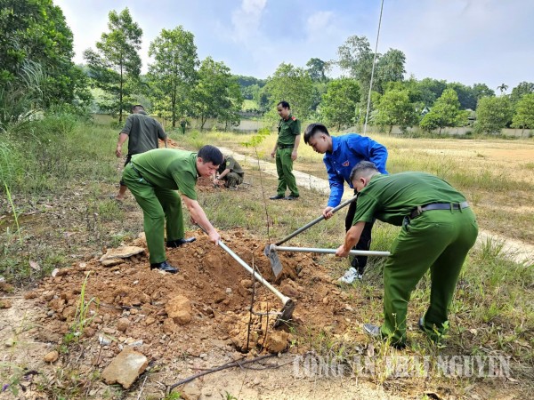 Tuổi trẻ Công an xã Đức Lương tích cực hưởng ứng phong trào trồng cây xanh