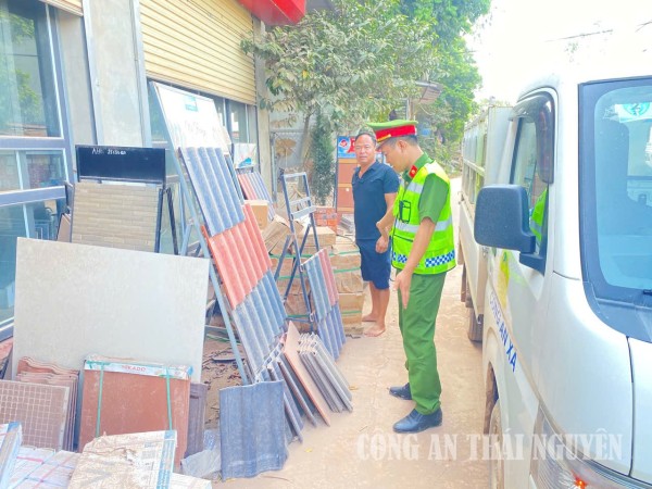 Công an xã Tân Thành tuyên truyền giải tỏa hành lang an toàn giao thông