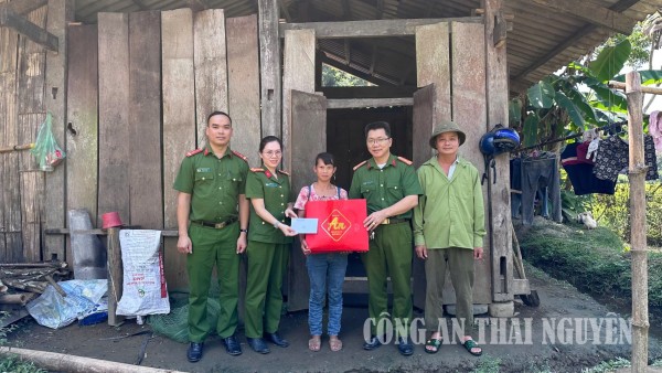 Công an xã Bạch Thông thăm hỏi, tặng quà hộ nghèo