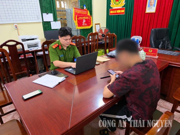 Cán bộ Công an xã làm việc với công dân T.T.P