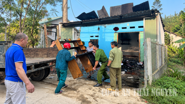 Công an xã Trần Phú hỗ trợ nhân dân chữa cháy