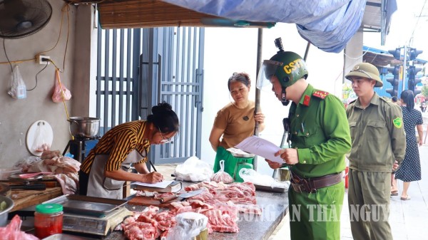Công an xã Đại Từ giải tỏa hành lang an toàn giao thông