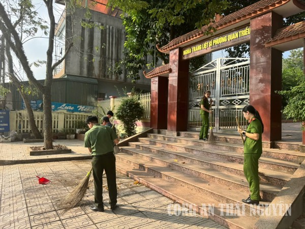 Chi đoàn Công an phường Quan Triều tổ chức ra quân thực hiện hoạt động “Chủ nhật xanh”